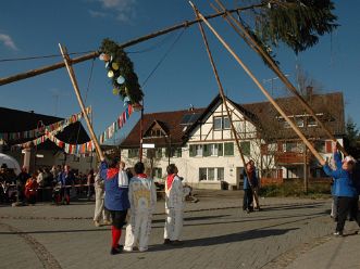 SchmuDu Schmutziger Dunnschtig in Altenburg mit Frühstück, Räumung der Schule, Narrentreiben am Dorfplatz und Stellen des...