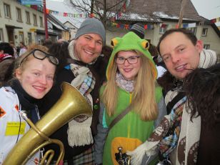 Schmutziger Dunnschtig Der Morgen des Schmutzigen Dunnschtig begann winterlich mit der Räumung von Kindergarten und Grundschule. Musikalisch…