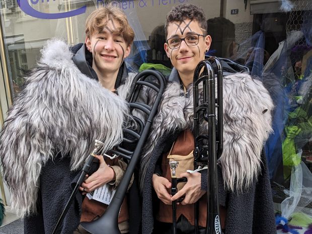 Fasnacht in Schaffhausen - Umzug Zur Fasnacht in Schaffhausen waren wir zusammen mit der Narrenzunft Altenburg beim Umzug am Sonntag. Zuvor hatten wir...