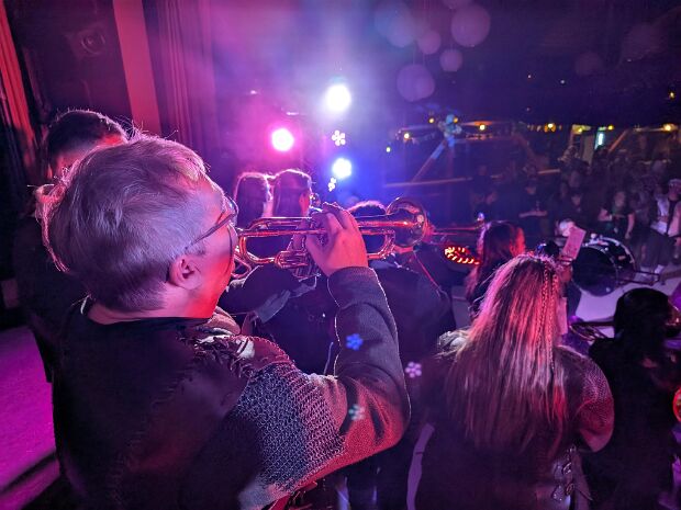 Chrutschlämpe Fritig Am Fasnachts-Fritig zog es uns zum ersten Mal nach Göhrwil zum Chrutschlämpe Fritig. Wir durften als erste Gugge des...